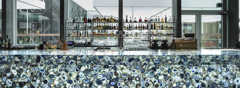 Il bancone del Bar Iris - nell’Hotel Hyatt Regency Zurich Airport The Circle - sottolinea l’esperienza e la sensibilità Prisma a realizzare concept altamente professionali