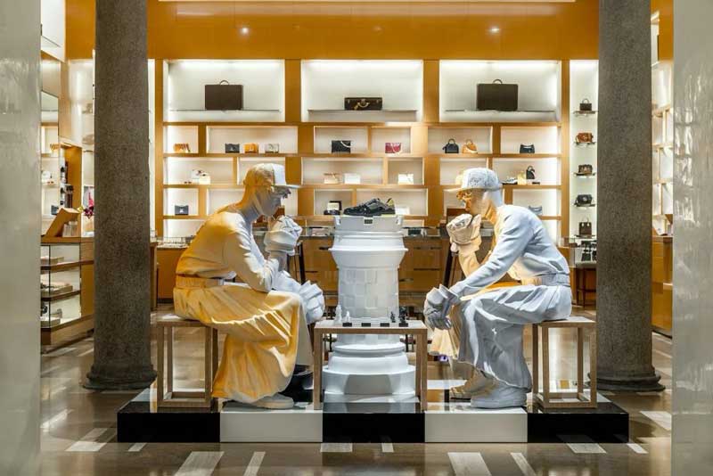 Louis Vuitton: nelle vetrine di Milano un omaggio Virgil Abloh