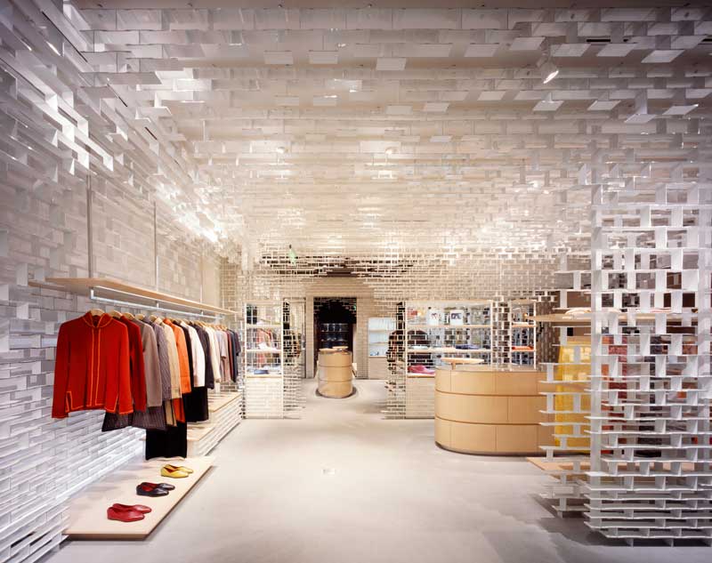 Kengo Kuma progetta gli interni del negozio Shang Xia con un reticolo di profili di alluminio estruso