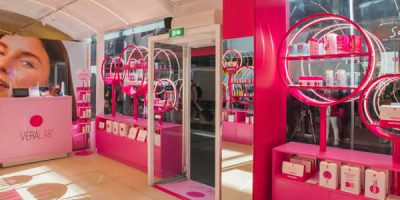 Il Pop Up Store di VeraLab colora di rosa Roma Termini