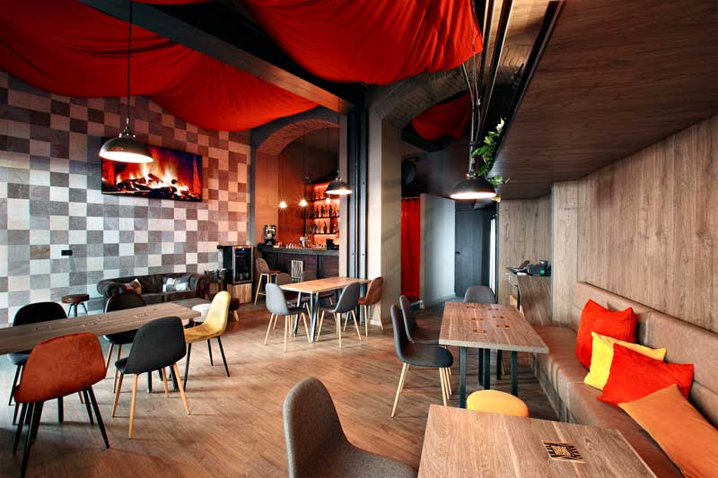Bar Design: Wood Cocktail Bar in Milan