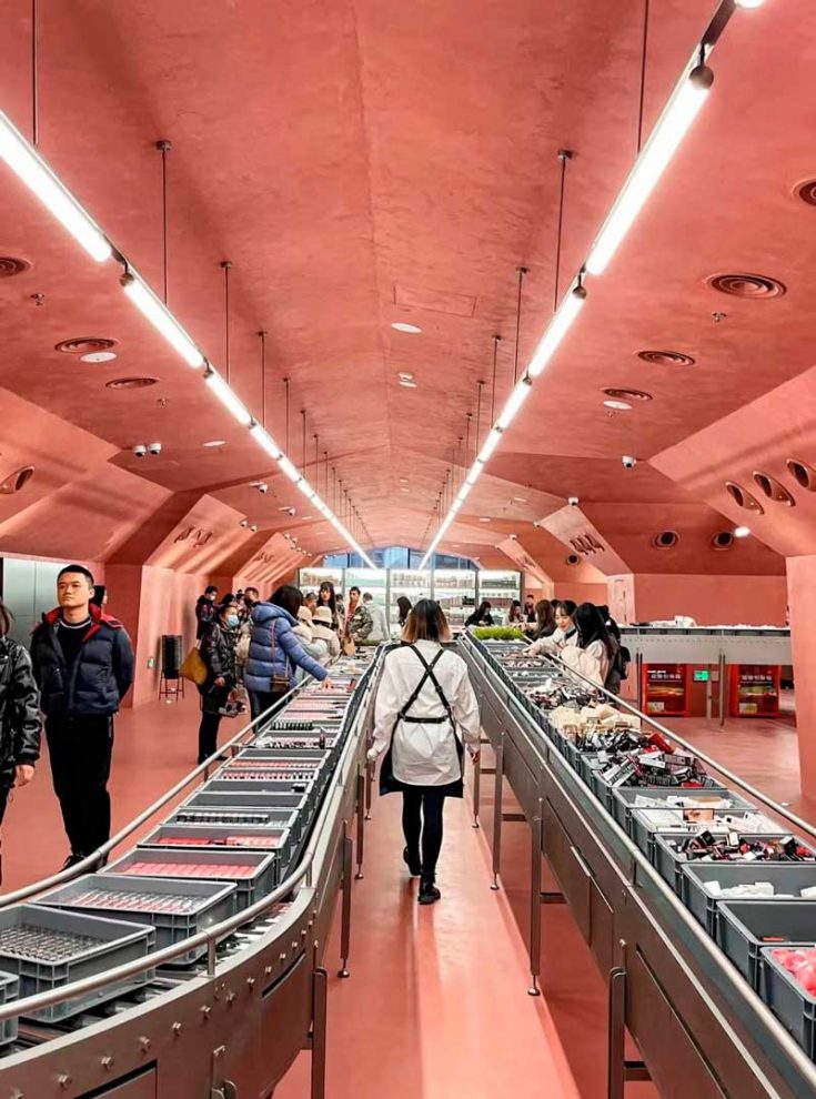 Clienti nel concept store Harmay con nastro trasportatore espositivo
