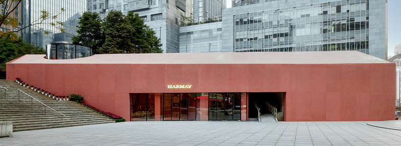 Facciata rossa del negozio Harmay a Chongqing progettato da AIM Architecture