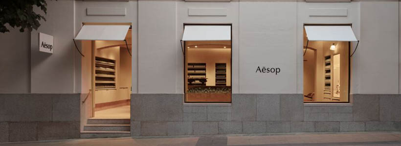 Facciata neoclassica del monomarca Aesop a Madrid su Calle Claudio Coello