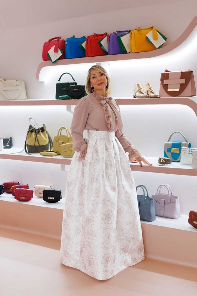 Bianca Imbembo nella boutique Kilesa a Napoli accanto alla collezione borse