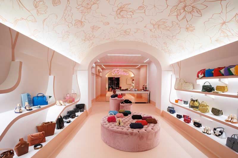 Vista interna della boutique Kilesa con esposizione di borse luxury