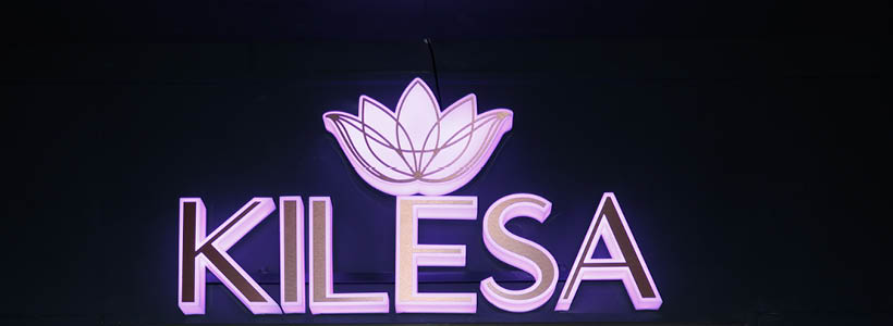 Logo Kilesa con fiore di loto su sfondo scuro