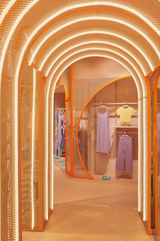 interior colorato Mango Teen con superfici immersive