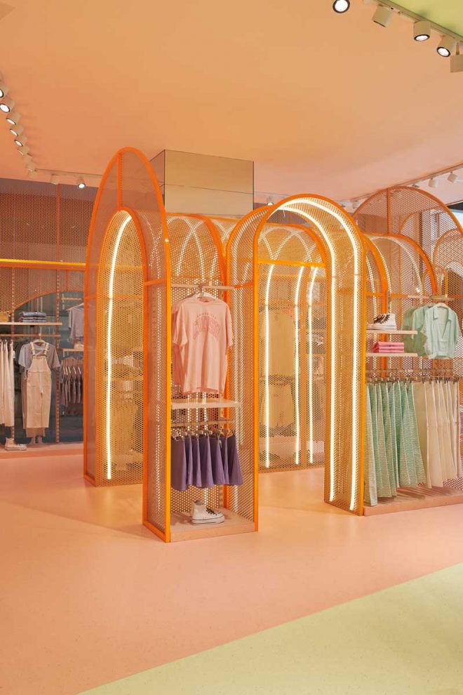 spazio retail Mango Teen con elementi surreali