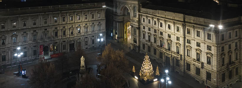 Natale Dior Parfums: un meraviglioso albero chandelier illumina Piazza della Scala