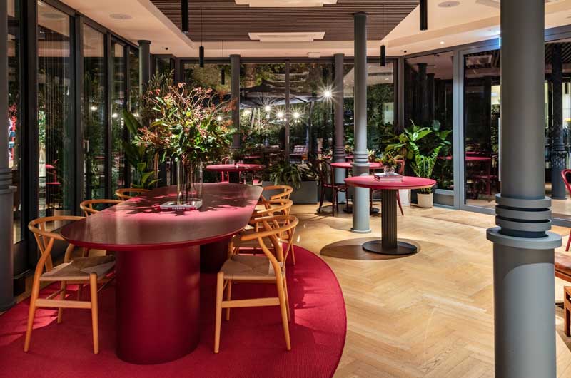 Area lounge del Tommy’s Café con elementi di interior design personalizzati