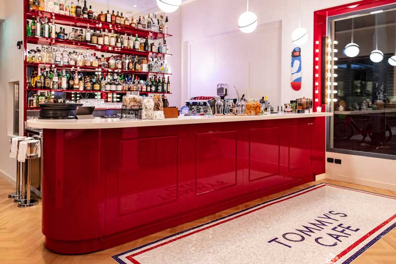 Dettaglio del bancone bar del Tommy’s Café con logo Tommy Hilfiger