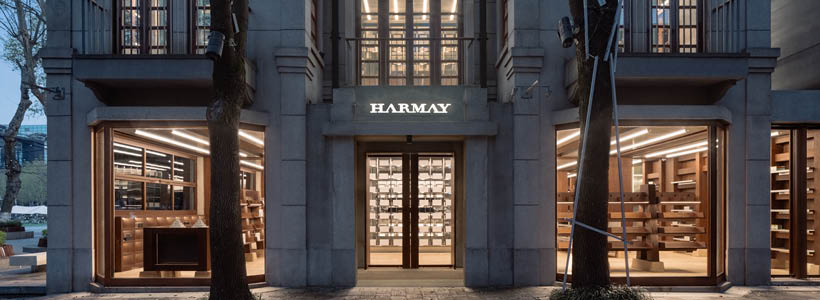 Facciata esterna del negozio Harmay a Wuhan, architettura anni '40 e vetrine luminose su strada