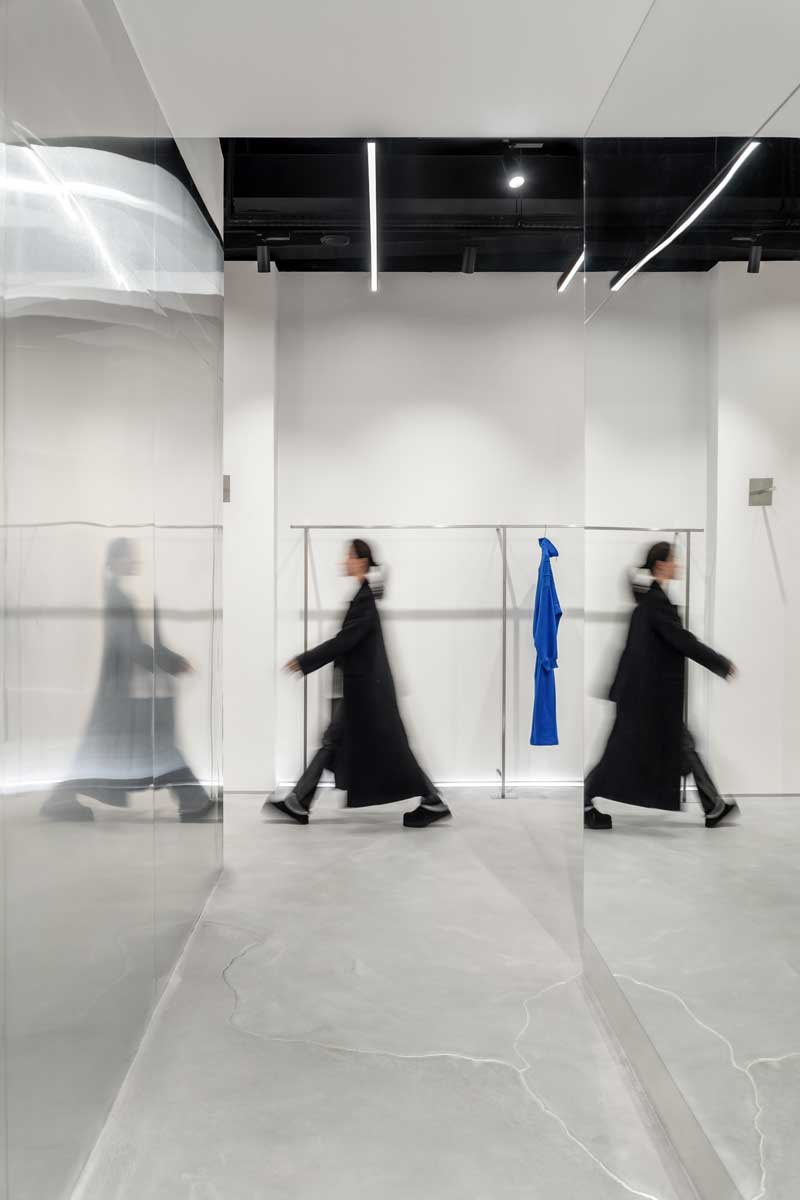 Spazio showroom Cher’17 ispirato al metaverso con superfici riflettenti