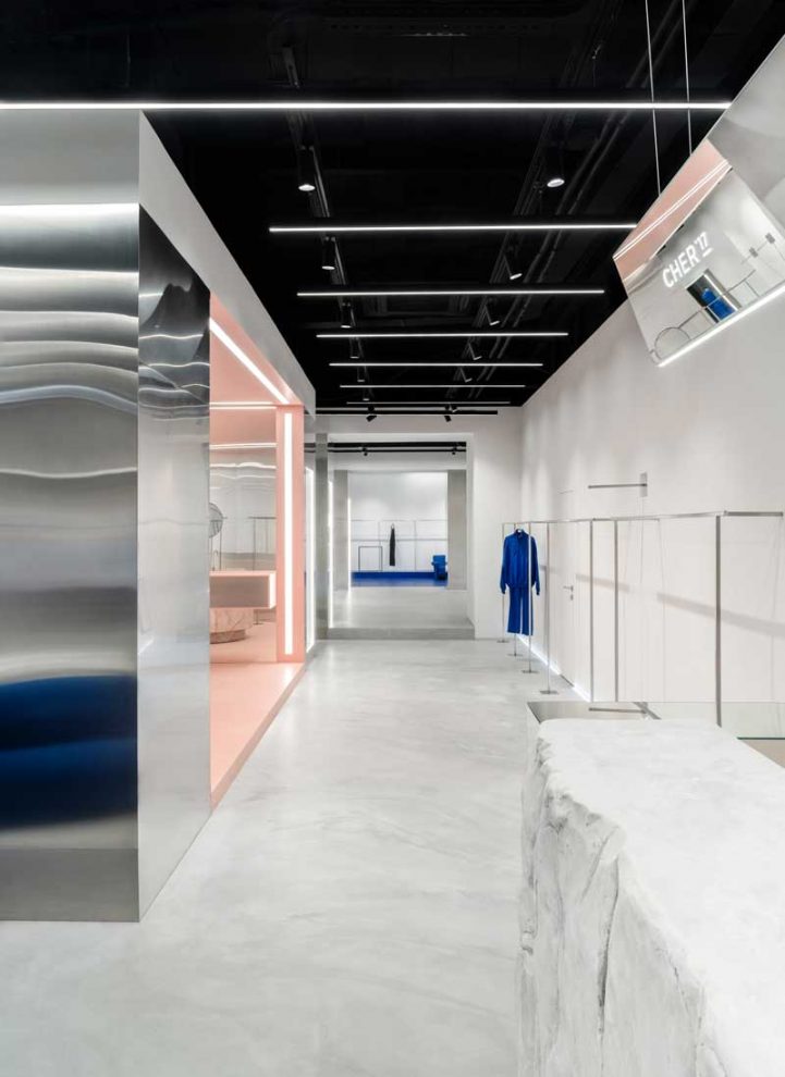 Vista centrale showroom Cher’17 con zone immersive rosa e blu e arredi scultorei