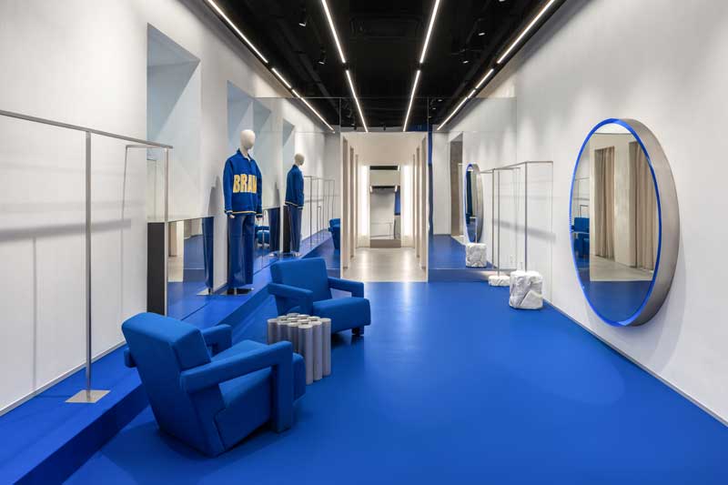 Area blu showroom Cher’17 con specchi irregolari e superfici metalliche immersive