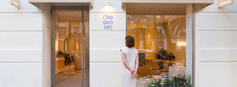 Clap Studio recreates an Aster field with real and conceptual flowers at the interior of Septiembre Clinic