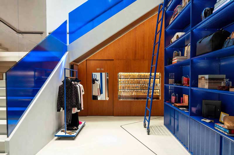 Larusmiani boutique Milano via Verri