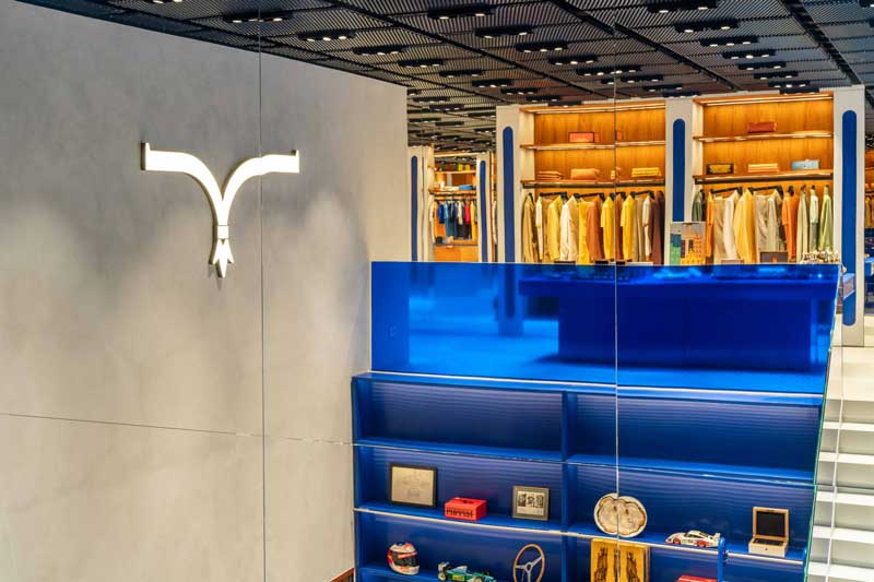 particolare della boutique Larusmiani a Milano