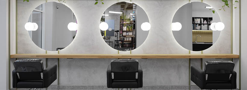 Postazioni trucco con specchi rotondi retroilluminati nel salone Cosmico a Minsk