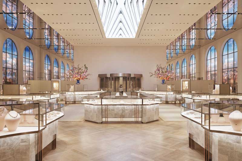 Interni luminosi e vetrine gioielli nel flagship store Tiffany & Co. sulla Fifth Avenue a New York
