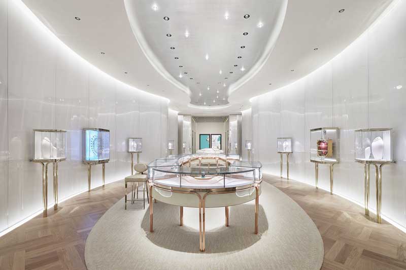 Espositori curvi e pareti lucide nel nuovo flagship Tiffany & Co. sulla Fifth Avenue a New York