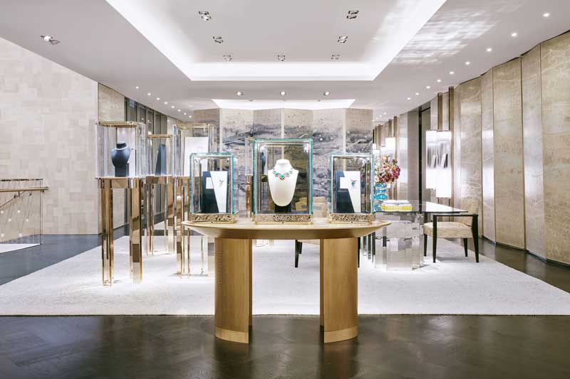 Esposizione di alta gioielleria nel flagship Tiffany & Co. sulla Fifth Avenue a New York