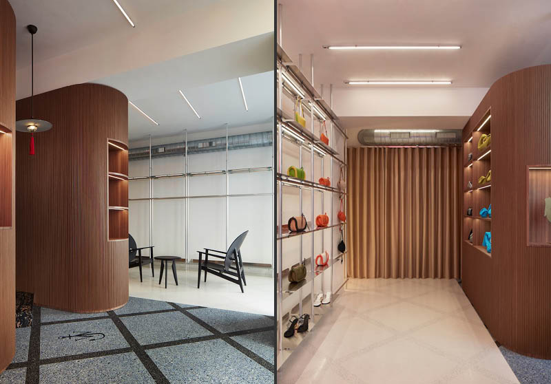 Interni del negozio di JW Anderson a Milano con arredi in legno scanalato, espositori in alluminio e dettagli di design contemporaneo.