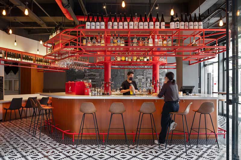 Interno del ristorante bar Shanghai Love progettato da Q&A Studio