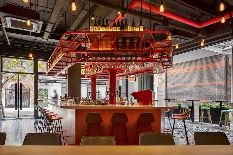 Area ristorante di Shanghai Love con pavimento geometrico e dettagli in legno