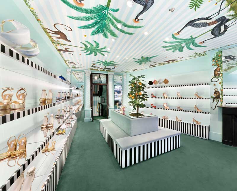interno boutique Aquazzura a Londra con soffitto decorato
