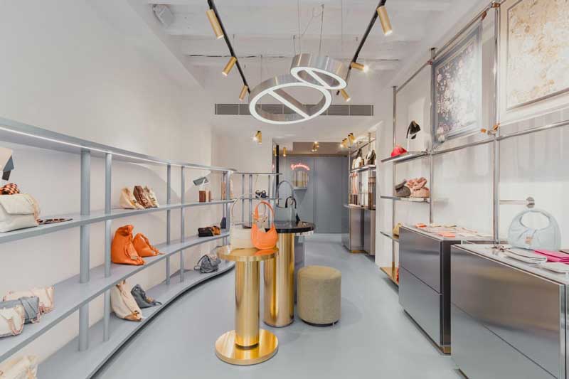 Interno della boutique Borbonese a Verona, con espositori minimal e dettagli in ottone e vetro.