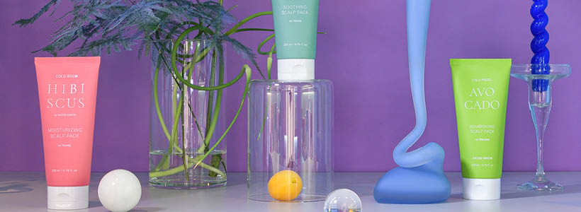 Display di prodotti cosmetici con packaging colorato.