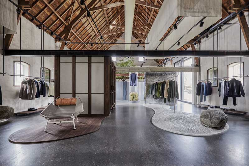 Per Calico Club lo studio internazionale di architettura e interior design Barde vanVoltt ha trasformato un casale centenario in uno spazio commerciale