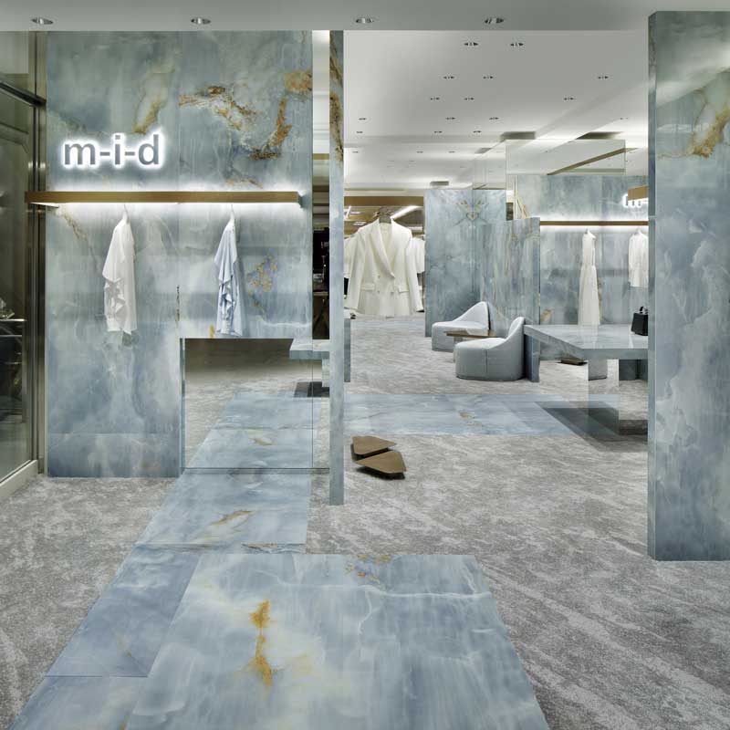 La boutique M-I-D a Kobe, progettata dallo studio Curiosity, presenta un design distintivo caratterizzato da un "labirinto blu".