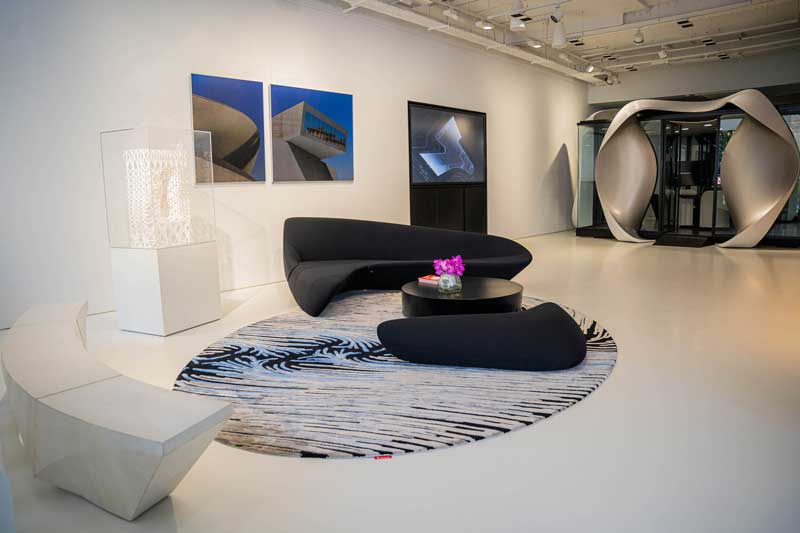 tappeto Illulian Knotted Waves by ZHA esposto a Londra nella Zaha Hadid Architects Design Gallery