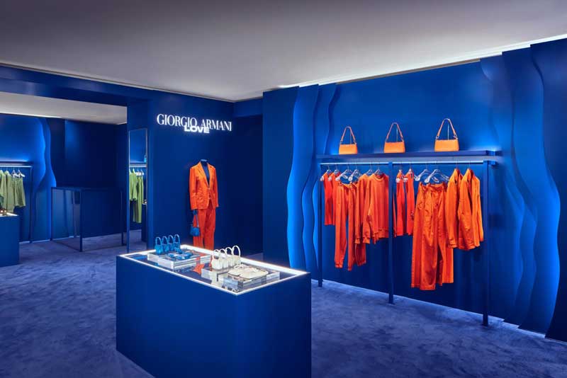 Installazione Giorgio Armani Love nel temporary store di Roma con elementi artistici e cromie immersive
