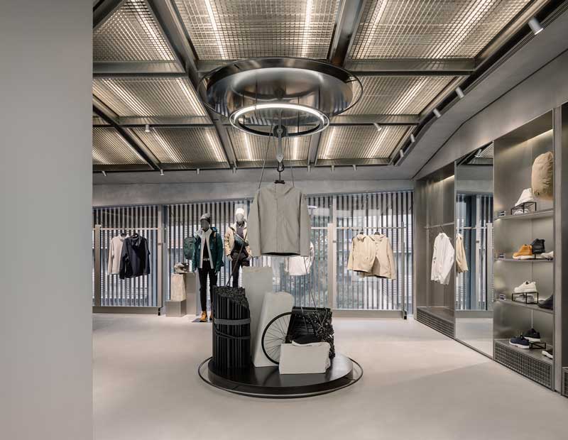 The ceiling is shaped by metal grids that accentuate the space's toughness and lines