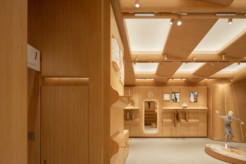 The light brings subtle variations to the wood-grain surface, adding a sense of movement to the minimalist spac
