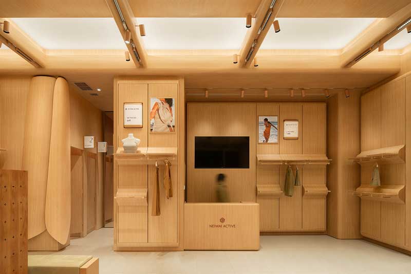 A gentle atmosphere permeates the interior space