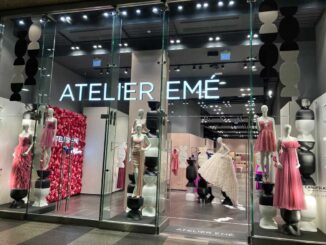 Installazione di grandi caramelle, realizzate da Italia Pop Design, in bianco e nero, fanno risaltare le vetrine di Atelier Emé