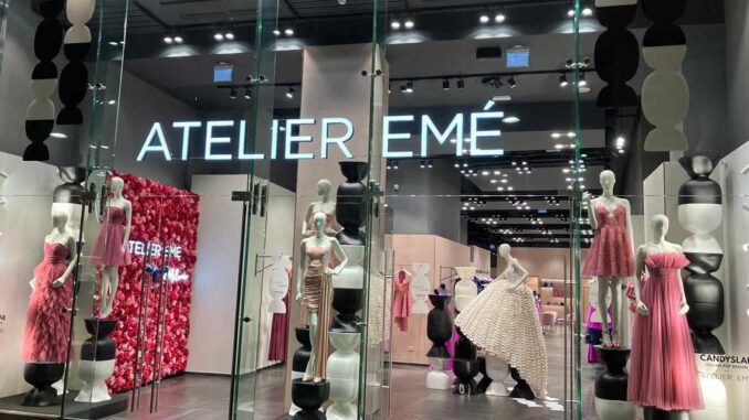 Installazione di grandi caramelle, realizzate da Italia Pop Design, in bianco e nero, fanno risaltare le vetrine di Atelier Emé