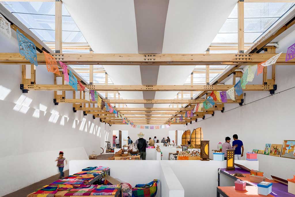 ZUCZUG Bazaar display structure with wood and perforated metal elements