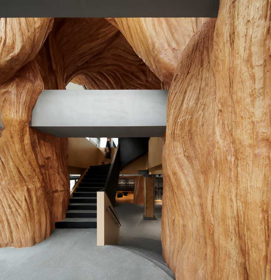 Spazio espositivo del flagship ARC'TERYX a Pechino con superfici materiche e linguaggio ispirato alla montagna