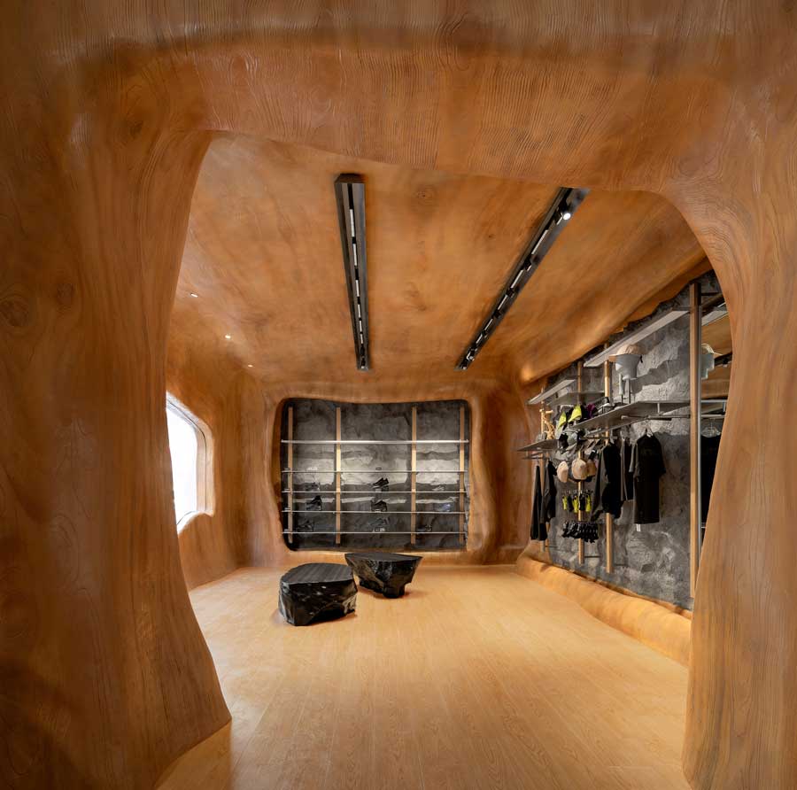 Ingresso del flagship ARC'TERYX a Pechino con installazione scultorea e radici monumentali