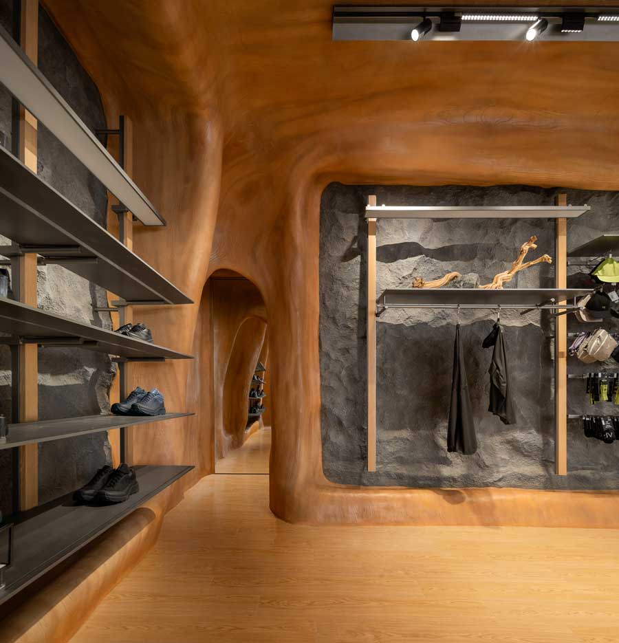 Display di abbigliamento tecnico nel flagship ARC'TERYX di Pechino