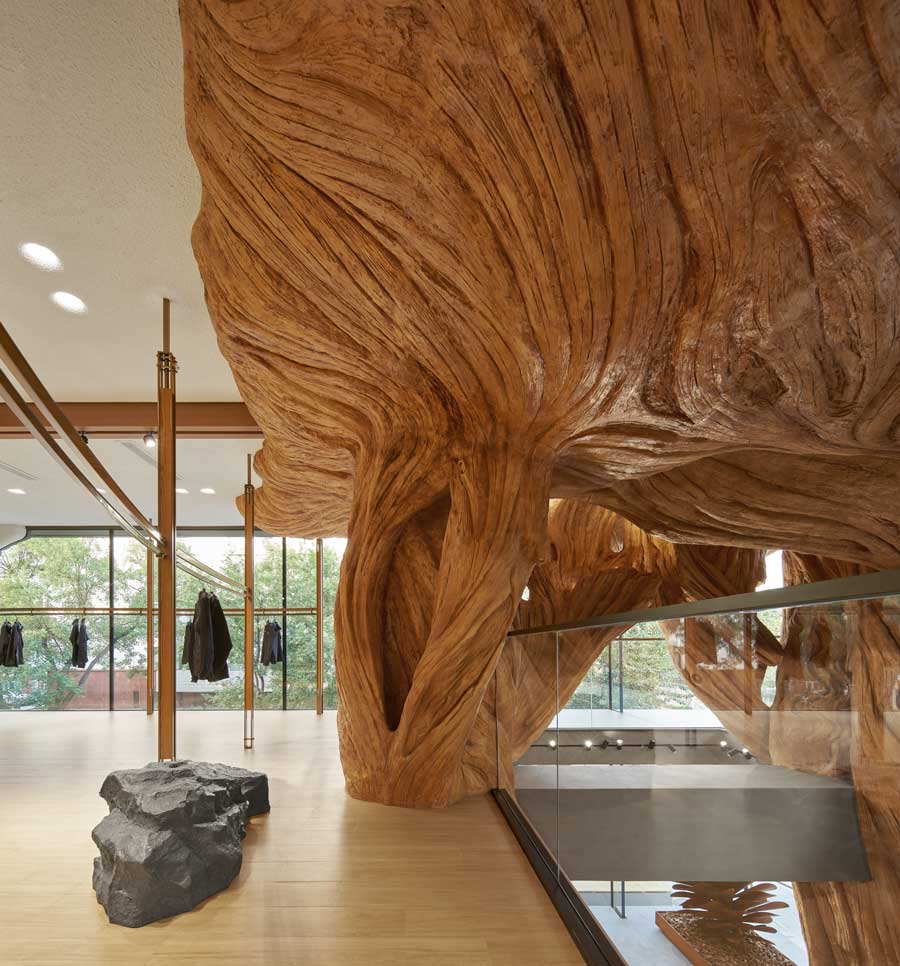 Area centrale del flagship ARC'TERYX di Pechino con esposizione prodotto e illuminazione radente