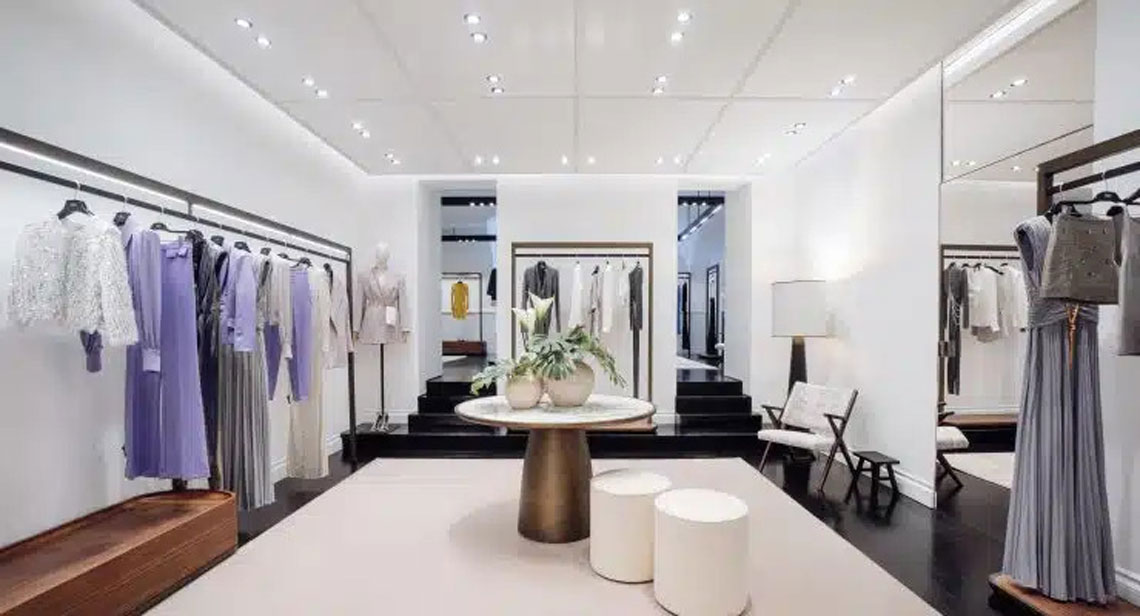 Boutique Elisabetta Franchi a Torino, scala in vetro e metallo e allestimento del piano superiore con soffitto a volta