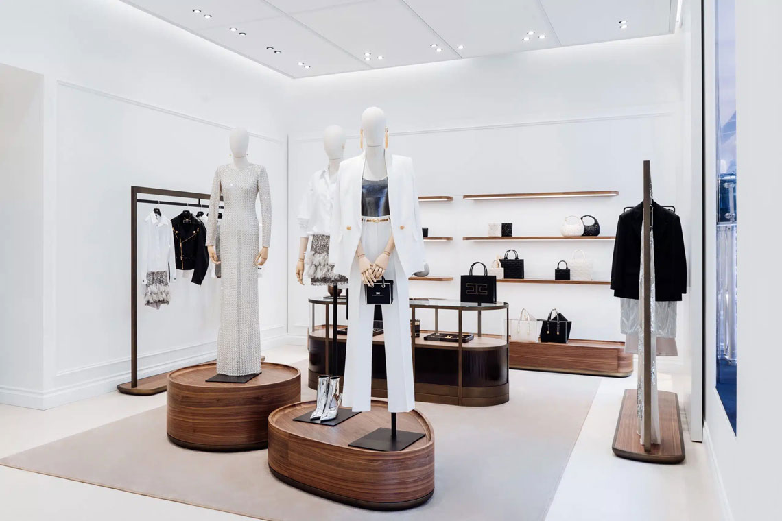Boutique Elisabetta Franchi a Torino, vista interna del piano terra con boiserie, specchi e parquet a spina di pesce