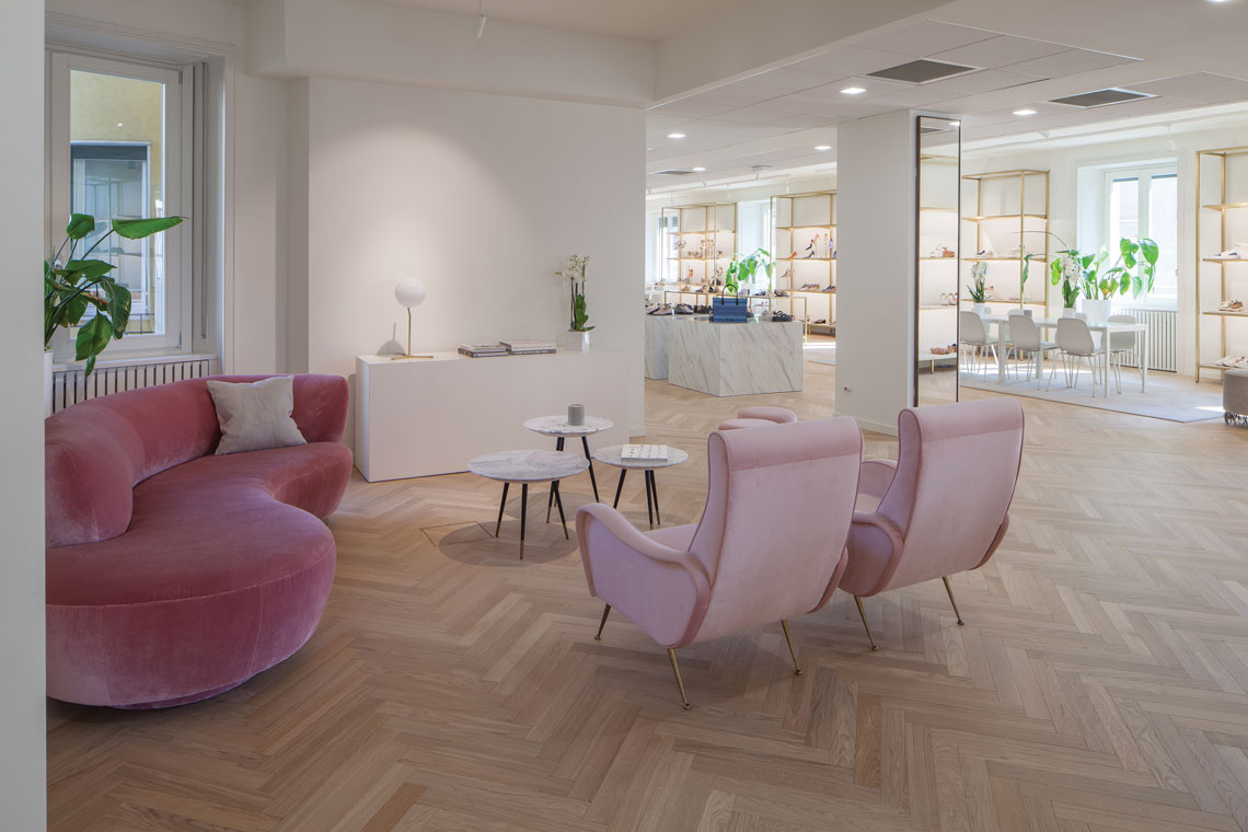 Pavimento in parquet a spina di pesce per lo showroom Stuart Weitzman di Milano